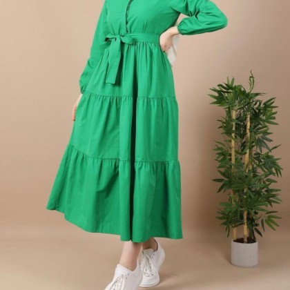 فستان أخضر مع حزام على الخضر